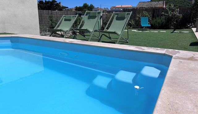 Nice villa with swimming pool overlooking the island of Capraia and 2 minutes walk from the beach.