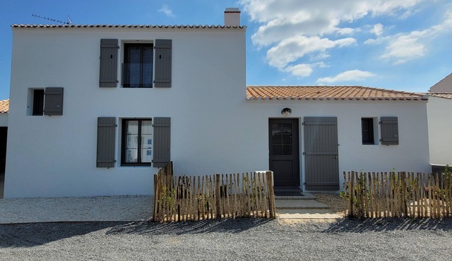 Nice villa with swimming pool, Close to the beach and shops