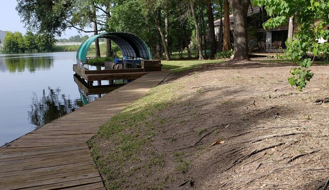 Nice Waterfront 3,000 sq ft house great for fishing! Very Convenient location!