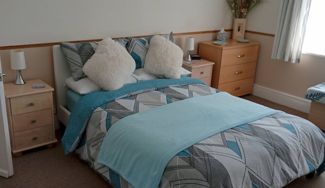 Nicely apointed first floor apartment in secluded area close to transport hubs