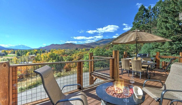 Nicely Appointed Home with Mtn Views, Near Skiing!