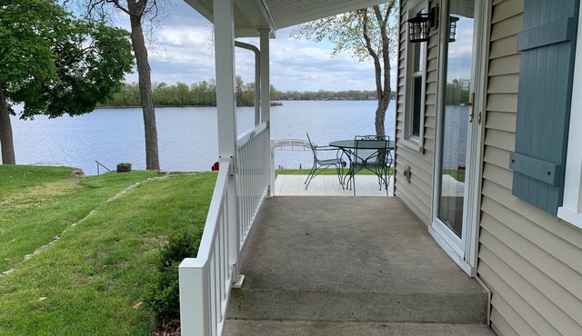 Nicely Appointed, Comfy Cottage ON THE LAKE with Awesome Views - Sleeps 10