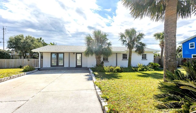 Nicely decorated 4 bedroom Sound View Home w/Large Back Yard! Pet friendly!