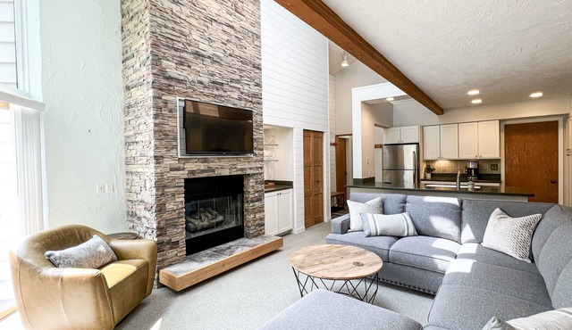 Nicely Decorated 3 Bd LAKESIDE CLUB #56 - Close to Ski Hills + Indoor pool!