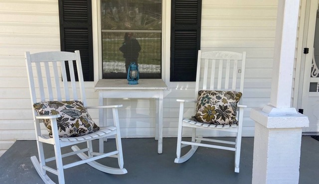 Nicely located, Cozy, PET Friendly cottage in beautiful Lake Toxaway, NC