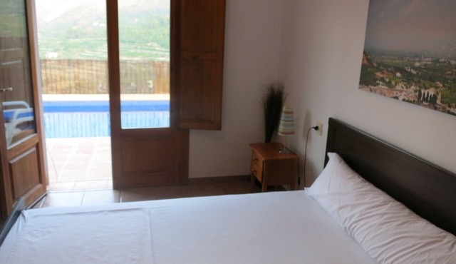 Nicely located, quiet location on the mountain slope, with sea view and pool