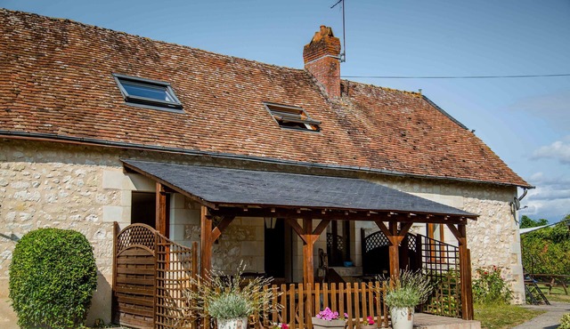 Nicely renovated former farm building with heated pool in the Loire Valley
