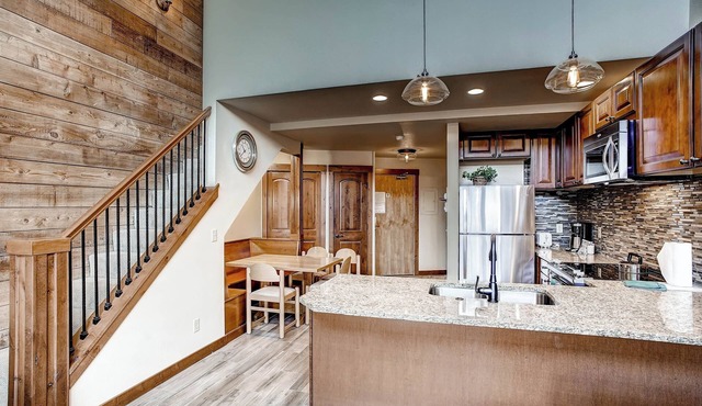 Nicest 1Br Condo in Lakeside Village! Kids Ski Free