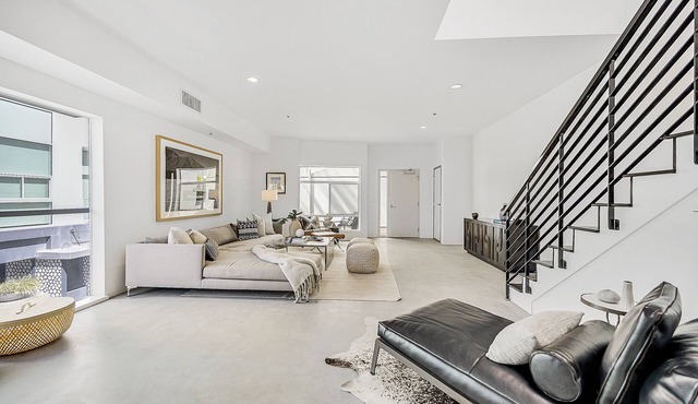 Nicest building in beach area 1 block from Venice Pier and Beach. Designer Done.