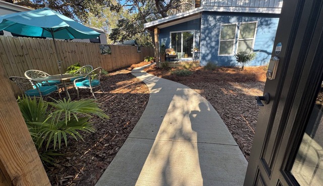 Niceville FL Charming 2-bedroom house with WiFi, AC OUTDOOR kitchen and LR