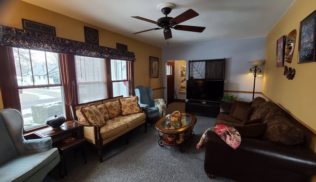 Niche accommodation in Chicago suburb - Oak Room