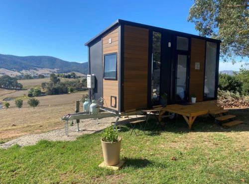 Nichol Road Hideaway at Annies Retreat by Tiny Away