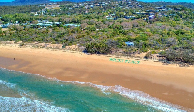NICK'S PLACE - ON BEACH HOLIDAY HOUSE