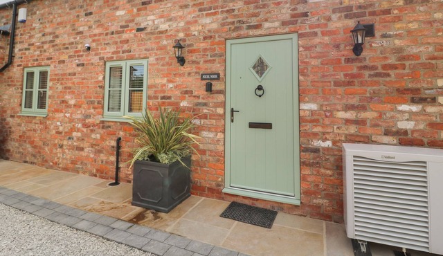 NICOL NOOK, family friendly, with hot tub in Drax, North Yorkshire