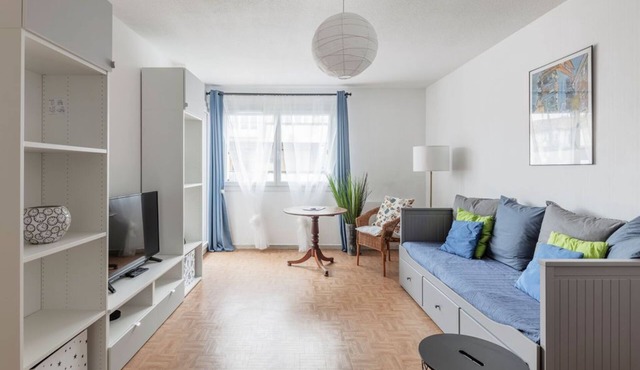 Nicolas III: 2 bedrooms, parking, balcony, comfortable and quiet