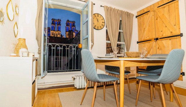 Nid douillet La Cour du Dauphin, Vue cathédrale imprenable