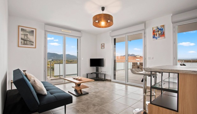 “Nid du Merle” Apartment with Lake View, Wi-Fi, and Air Conditioning