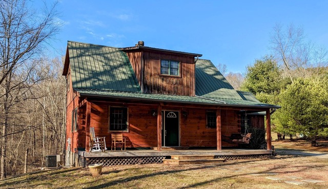 Nido Cabin - Close to attractions, Hot Tub, Game Room, Massage Chair