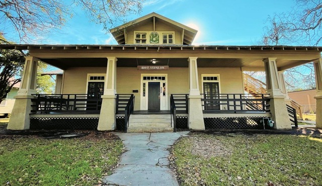 Night at the Museum-Historic home with front porch near Downtown sleeps 8
