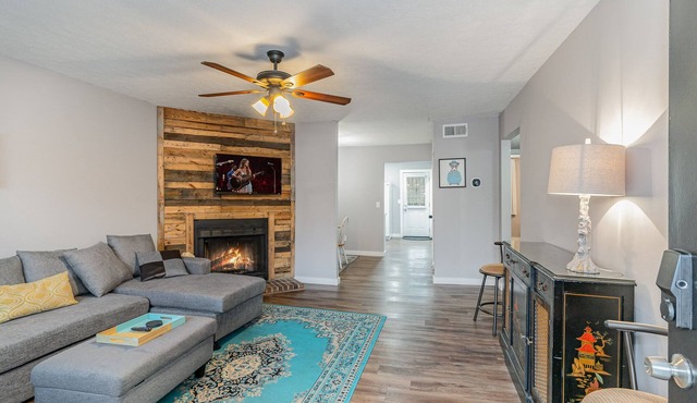 Nighthawk-2 Bedrooms-Minutes to Geodis Park