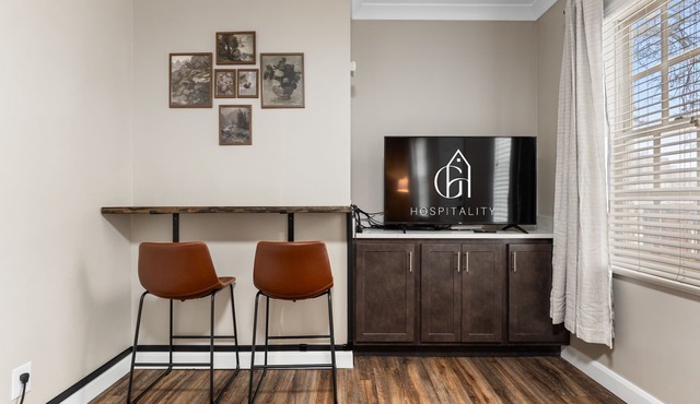 Nightingale Cottage - Near NCH!