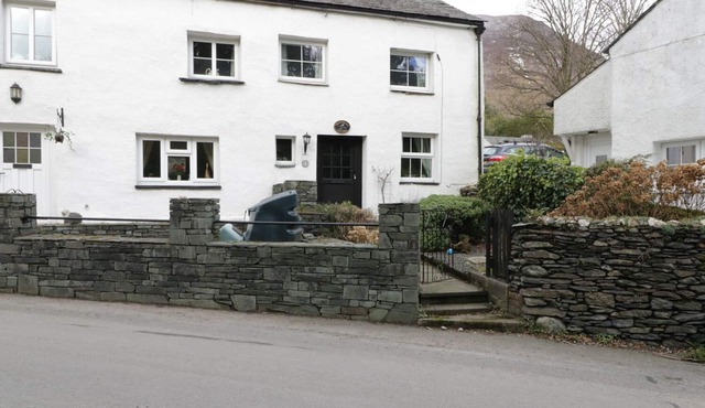 NIGHTINGALE COTTAGE, pet friendly, with open fire in Keswick