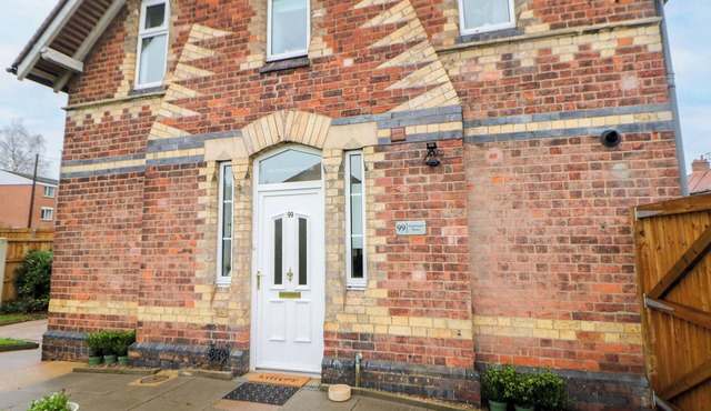 NIGHTINGALE HOUSE, pet friendly, with a garden in Stafford