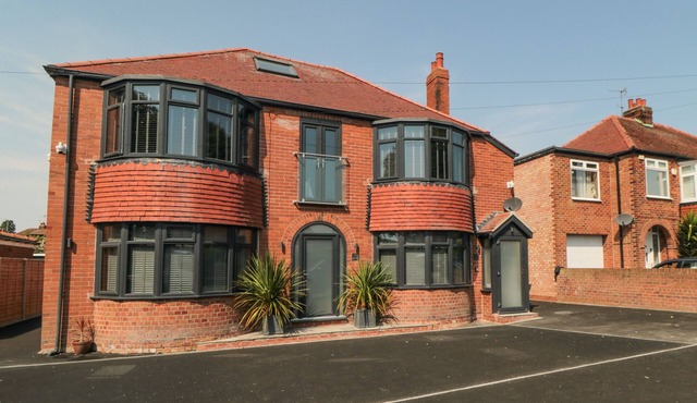 NIGHTINGALES, family friendly, luxury holiday cottage in Bridlington