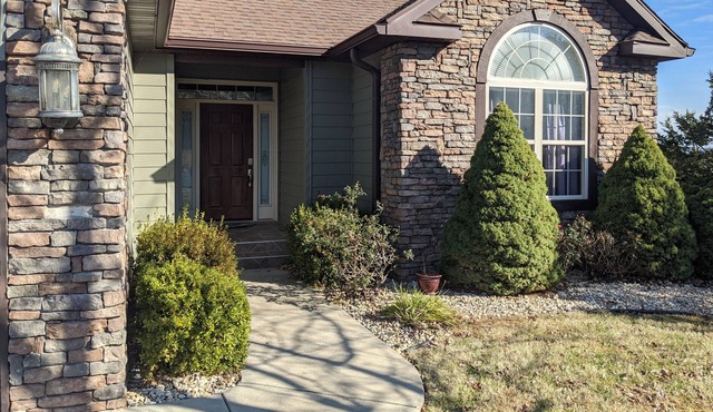 Nightly Specials! Spacious OzarksHome ~ HiSpeedWiFi ~ OutdoorPool ~ Close to SDC