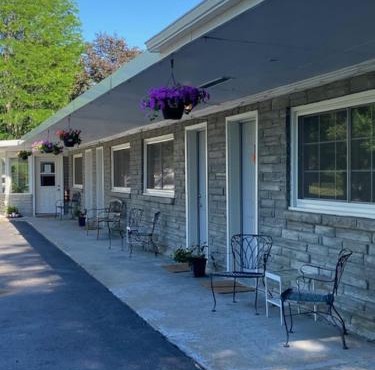 Nightshade Inn & Gardens