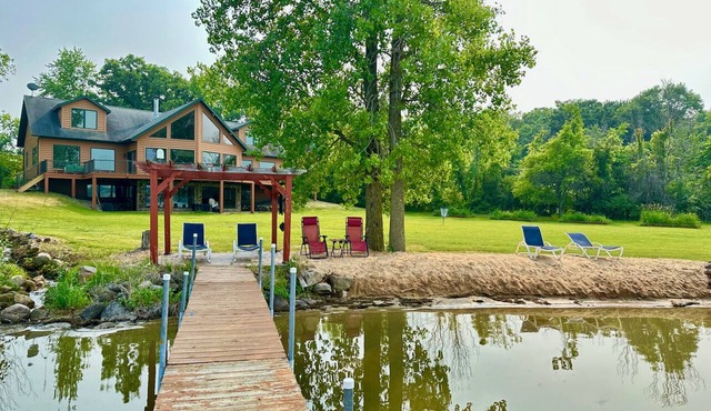 Niima Outpost on Lake Mason