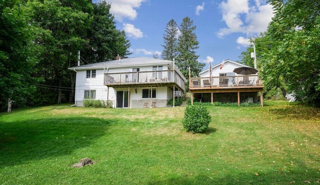 Nimalan · Cozy Waterfront Cottage on Mitchell Lake