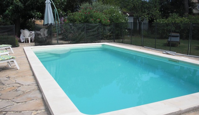 NIMES 12 km, VILLA SPACIEUSE PISCINE 4 to 6 P.