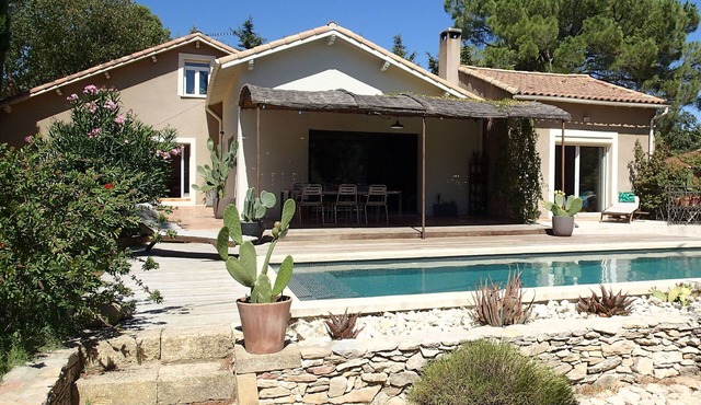 Nimes in the heart of the scrubland, large mazet renovated with private pool.