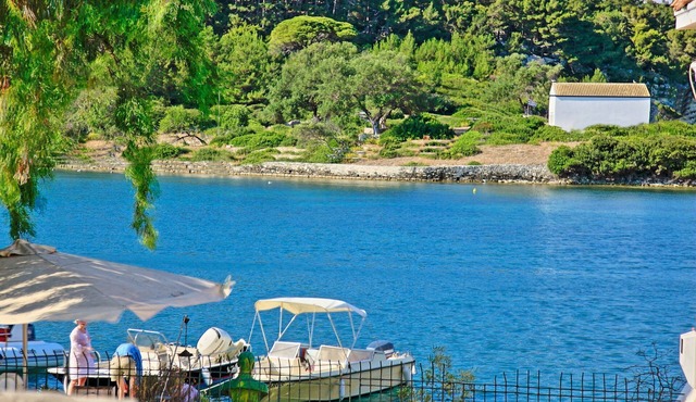 Nina: Gaios Waterfront Apartment