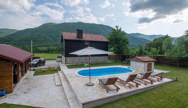 Nina Holiday Home with a heated pool