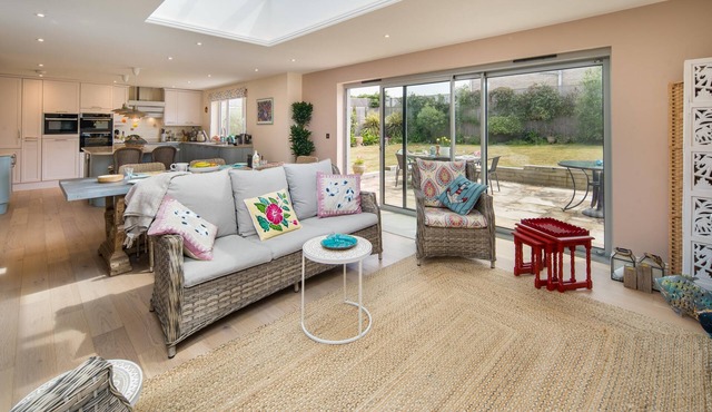 Nine Bouys - sleeps 10 guests near the beach