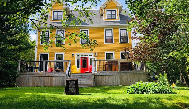 Nine Island Cottage - Lake front, Hot Tub, 45 mins from St. John's, Sleeps 14