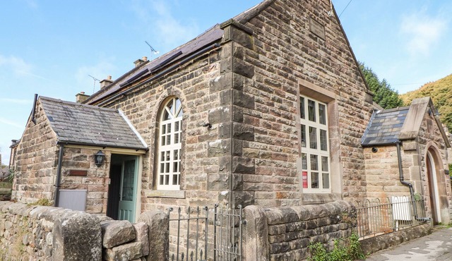 NINE LADIES, family friendly, character holiday cottage in Birchover