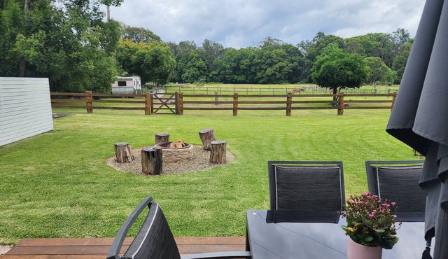 nine7nine - animal feeding, creek, pedal cart track. Family-Friendly Cottage.