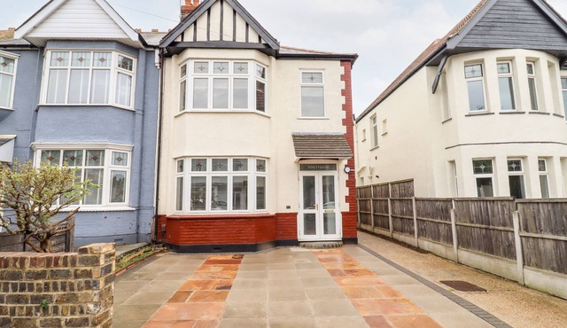 NINETY EIGHT, family friendly, with a garden in Southend-On-Sea