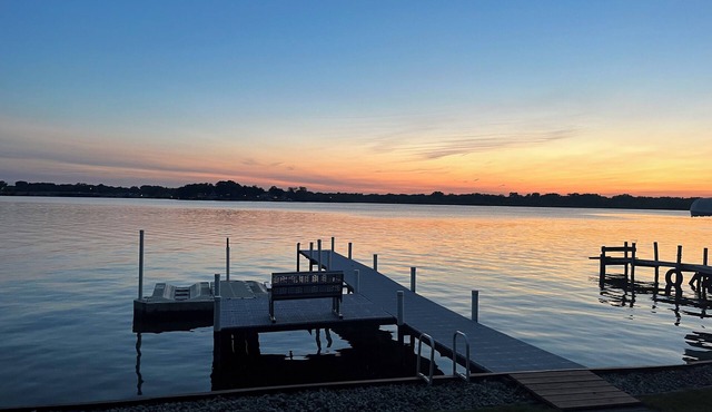 Nippersink Lakehouse - Private Pier, Jet Ski ramp and Pet Friendly!