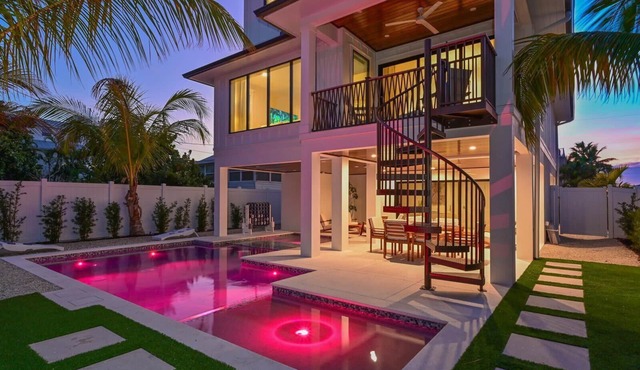 Nirvana Sunset~Across from Beach, Heated Pool/Spa!