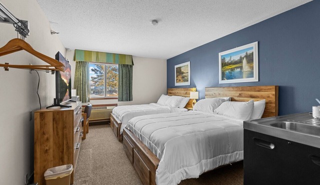 Nisswa Hotel & Suites – North Long Lake Family Suite · Double Queen · Kitchenette