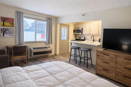 Nisswa Hotel & Suites – Round Lake King Patio Suite with Full Kitchen
