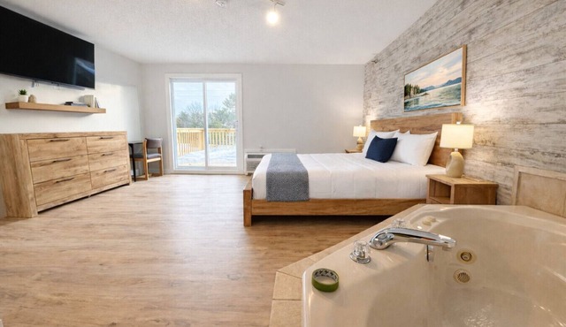 Nisswa Hotel & Suites – Whitefish Lake Jacuzzi King · Balcony · Kitchenette