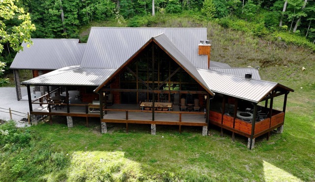 Nite Owl-Luxury Log Cabin Rental, Outdoor Fire Pit, Fire Place, High Speed Internet, Hot Tub, Pool Table, Open Concept- Nantahala NC