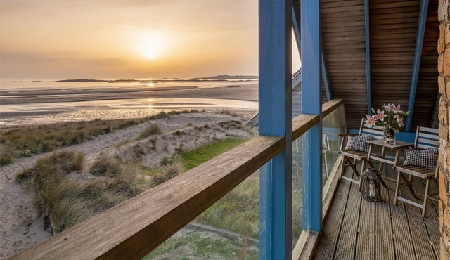 Niwl y Môr : Stylish 3‑Bed Beachfront Home with Sea Views in Rhosneigr | Managed by Anglesey Holiday