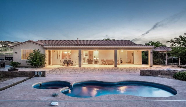 NIZHONI Pool Hot Tub Fast WiFi Spacious Family Home 10 Minutes To Lake Powell