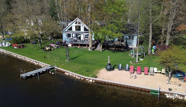 nLarge Lakehouse~Pet Friendly+Private Beach+Hot Tub+Game Rm+Tiki Hut+Gym=FUN!